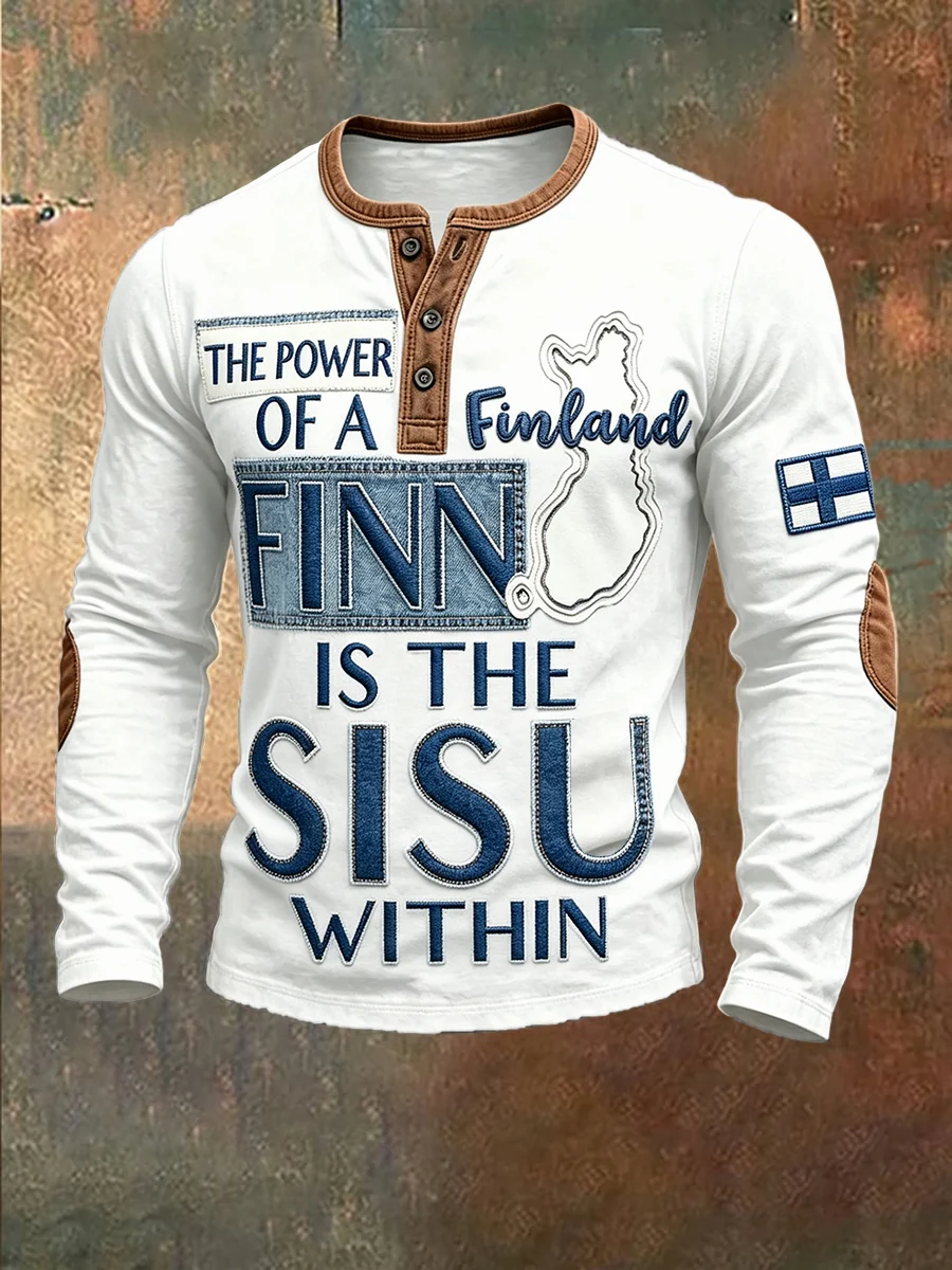 Miesten suomalainen Sisu denimtilkkutöitä ja painettua kuviointia sisältävä rento valkoinen Henley-pääntiillinen collegepaita - Image 2